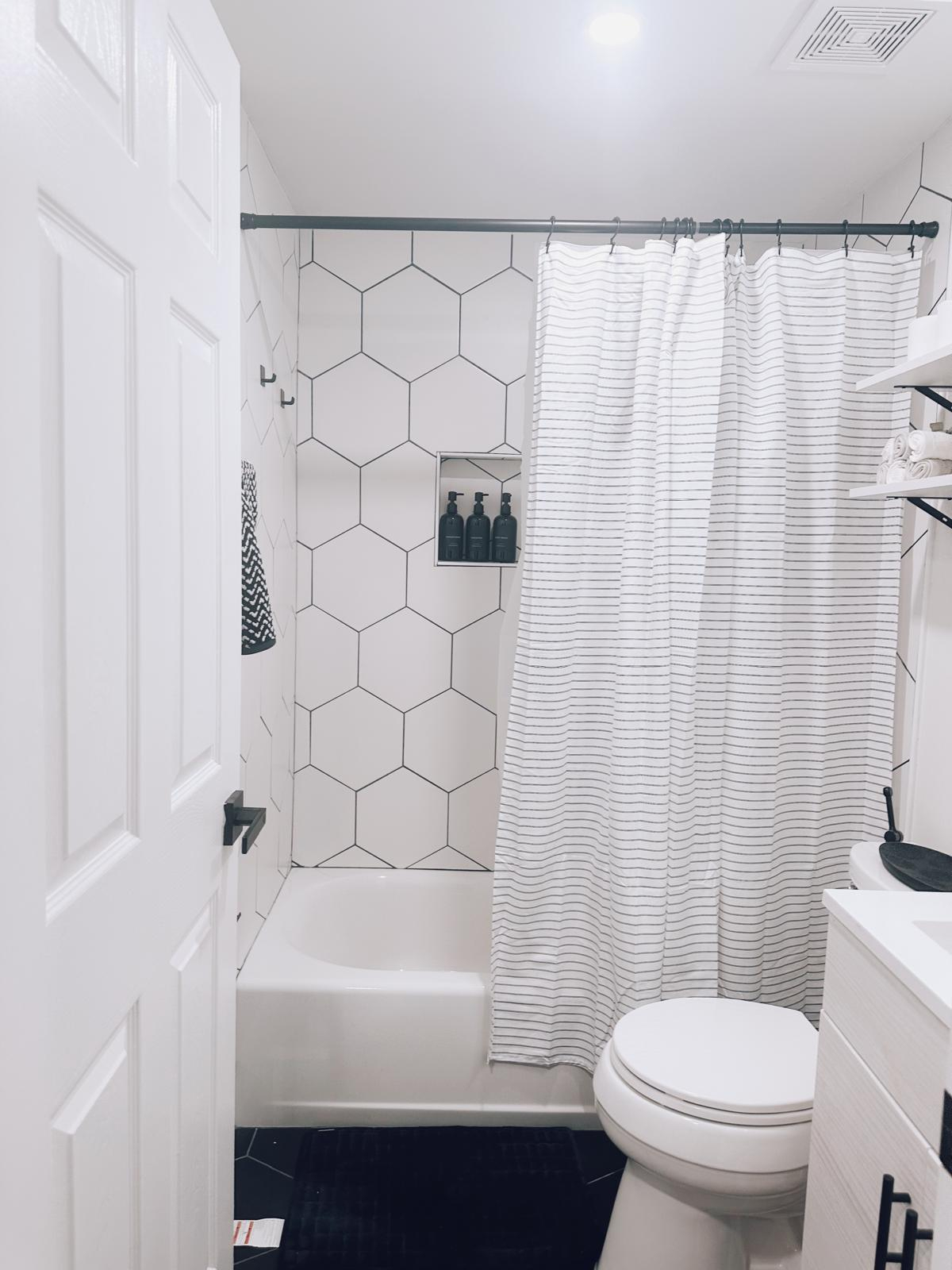 Chic Retreat Near Capitol Hill with Office Space & SoulCycle Bike - Photo 10
