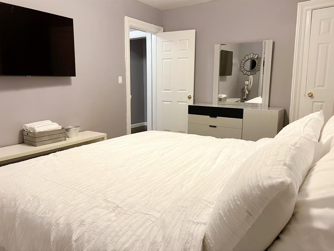 Room with Modern Amenities - Photo 1