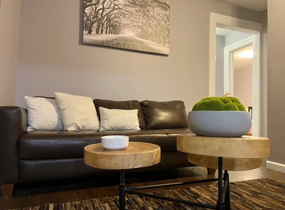 Room with Modern Amenities - Photo 8