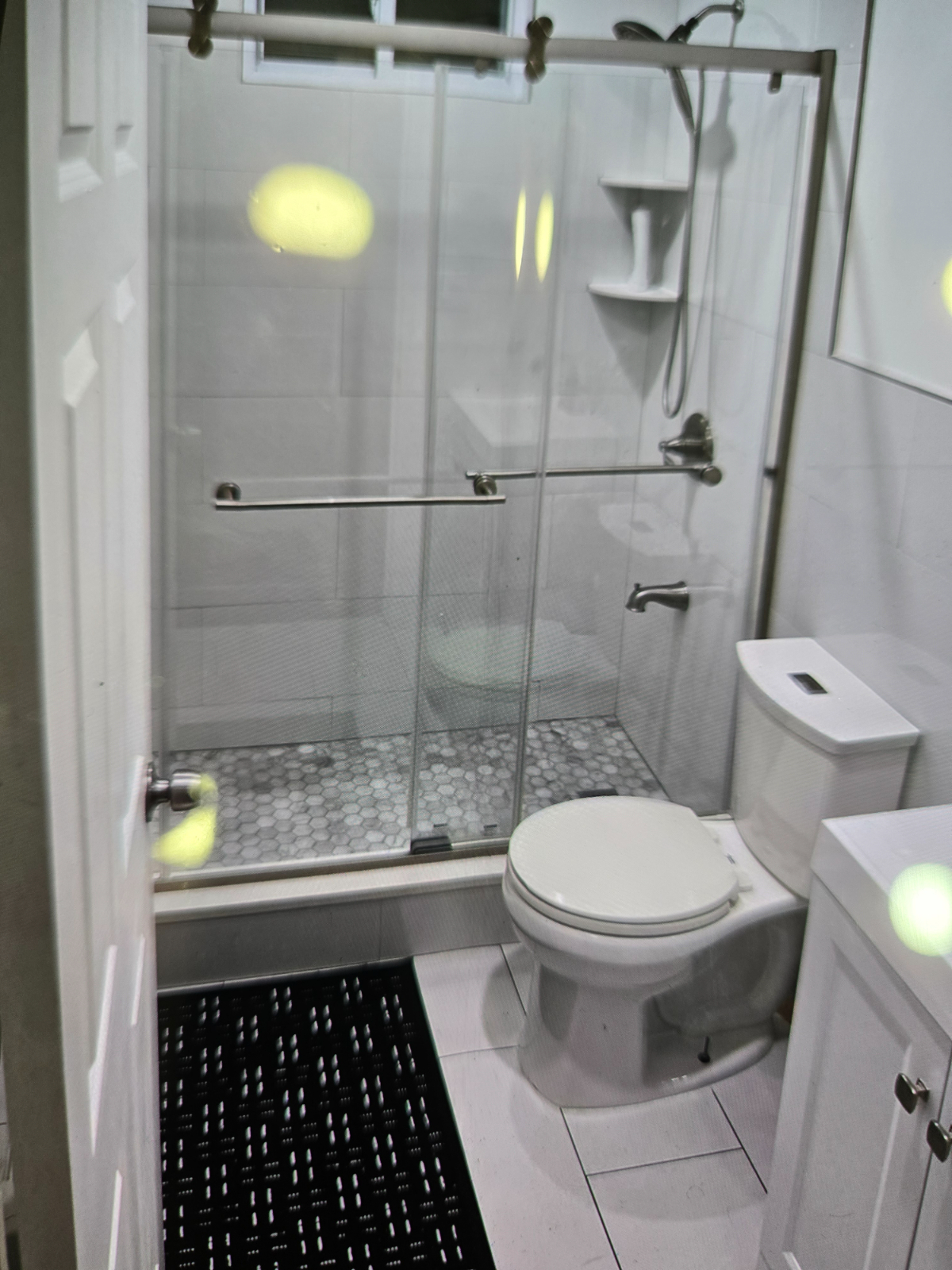 Room with Modern Amenities - Photo 6