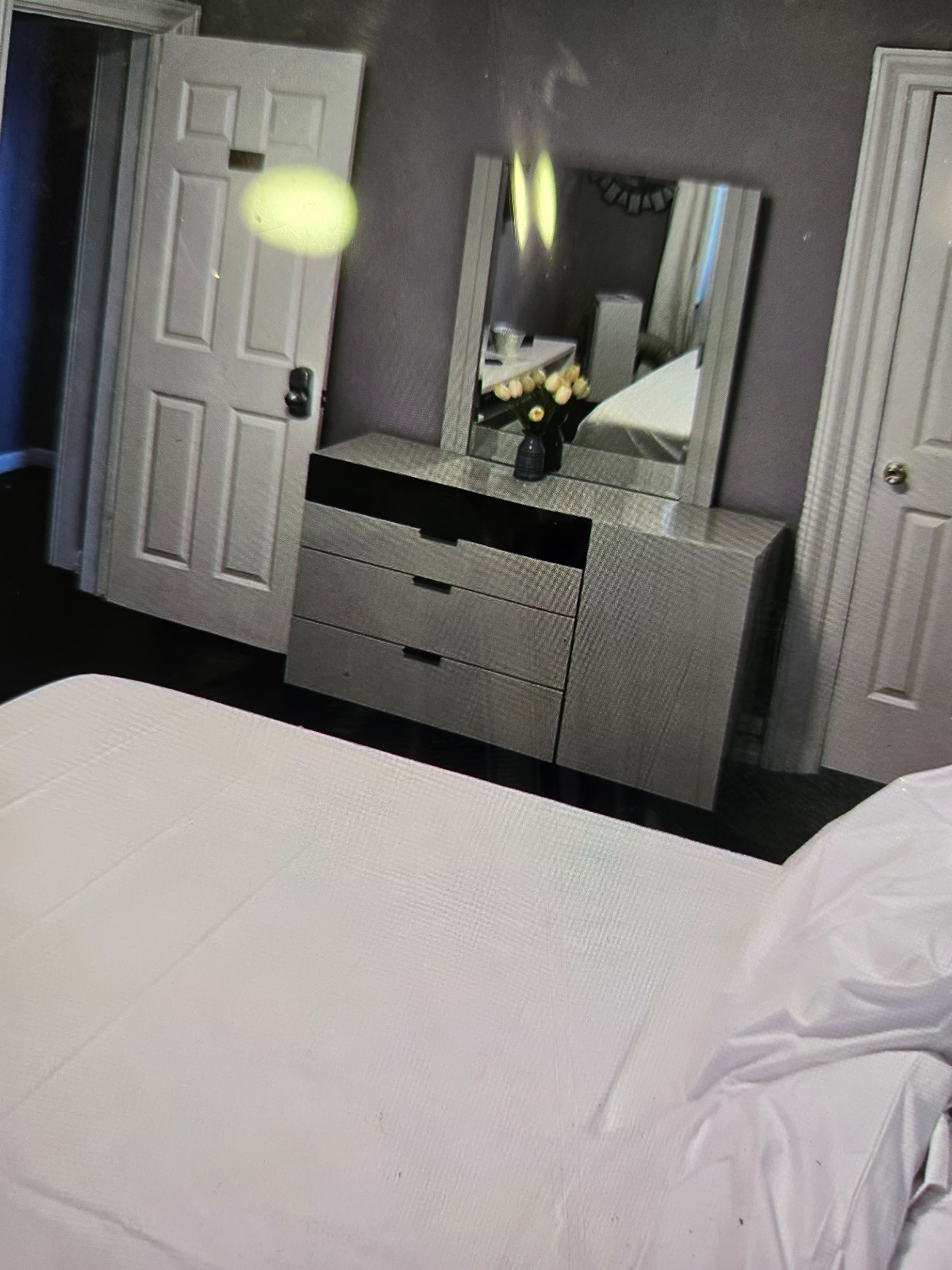 Room with Modern Amenities - Photo 3
