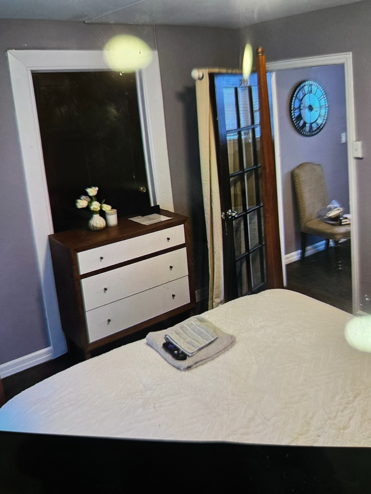 Room with Modern Amenities - Photo 4