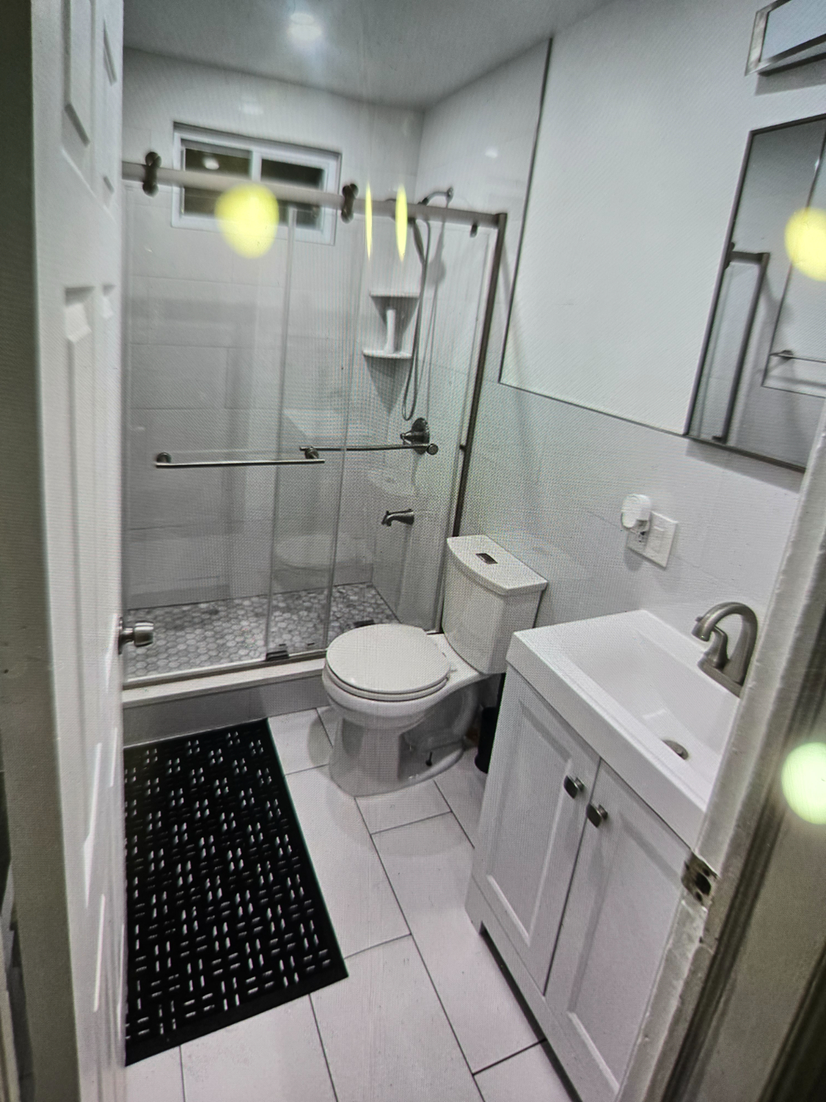 Room with Modern Amenities - Photo 5