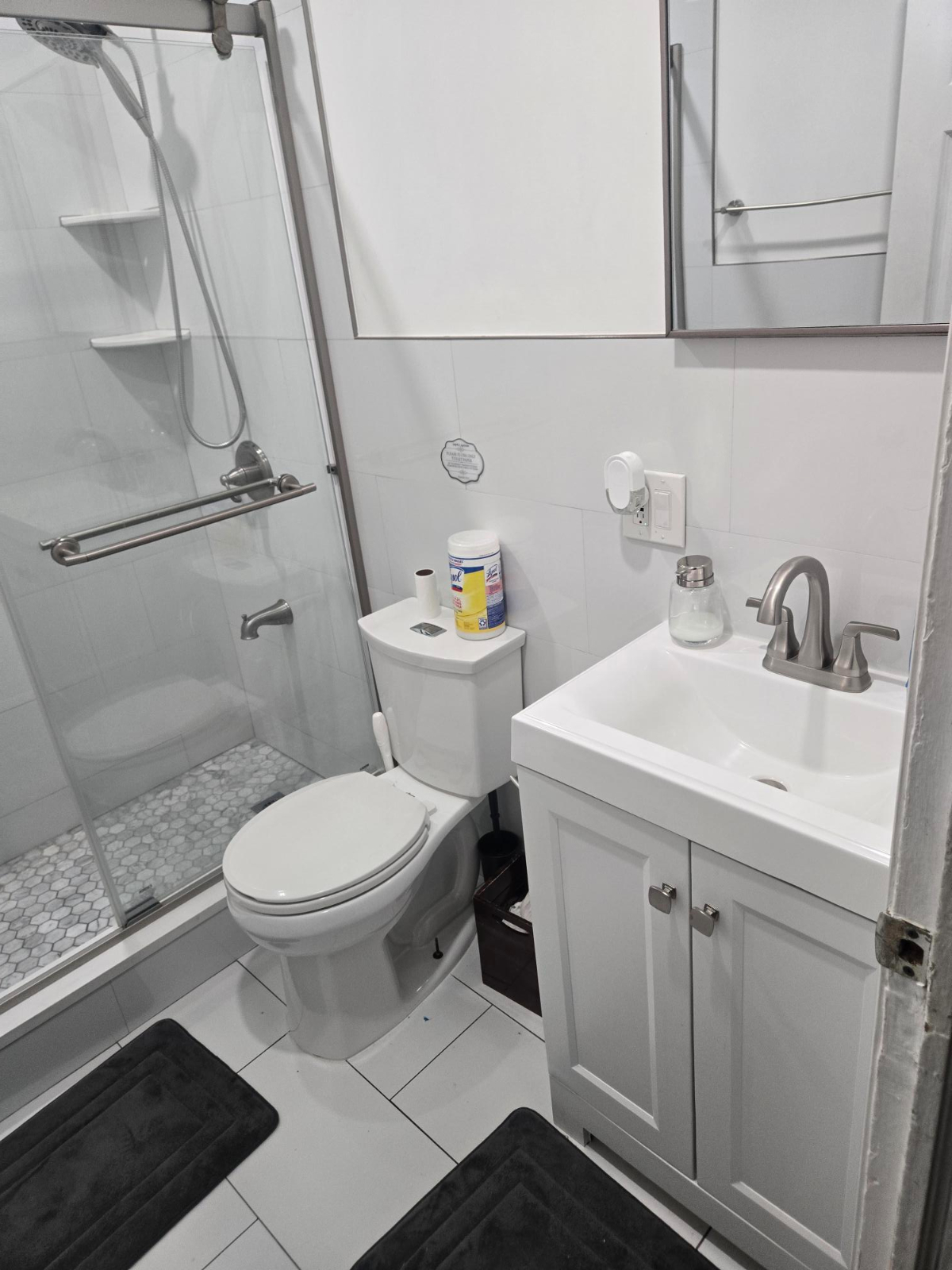 Room with Modern Amenities - Photo 2