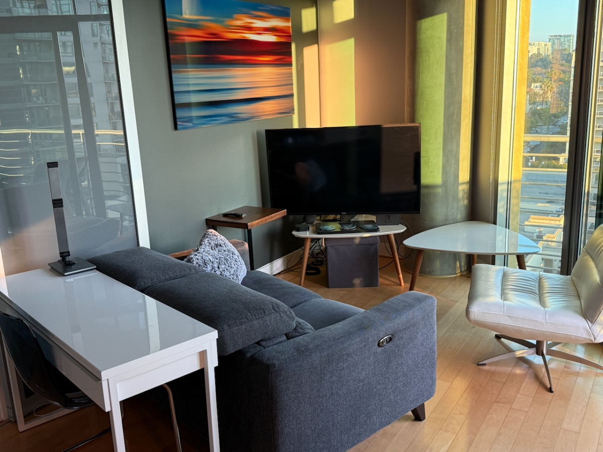 Modern luxury downtown with breathtaking views - Photo 2