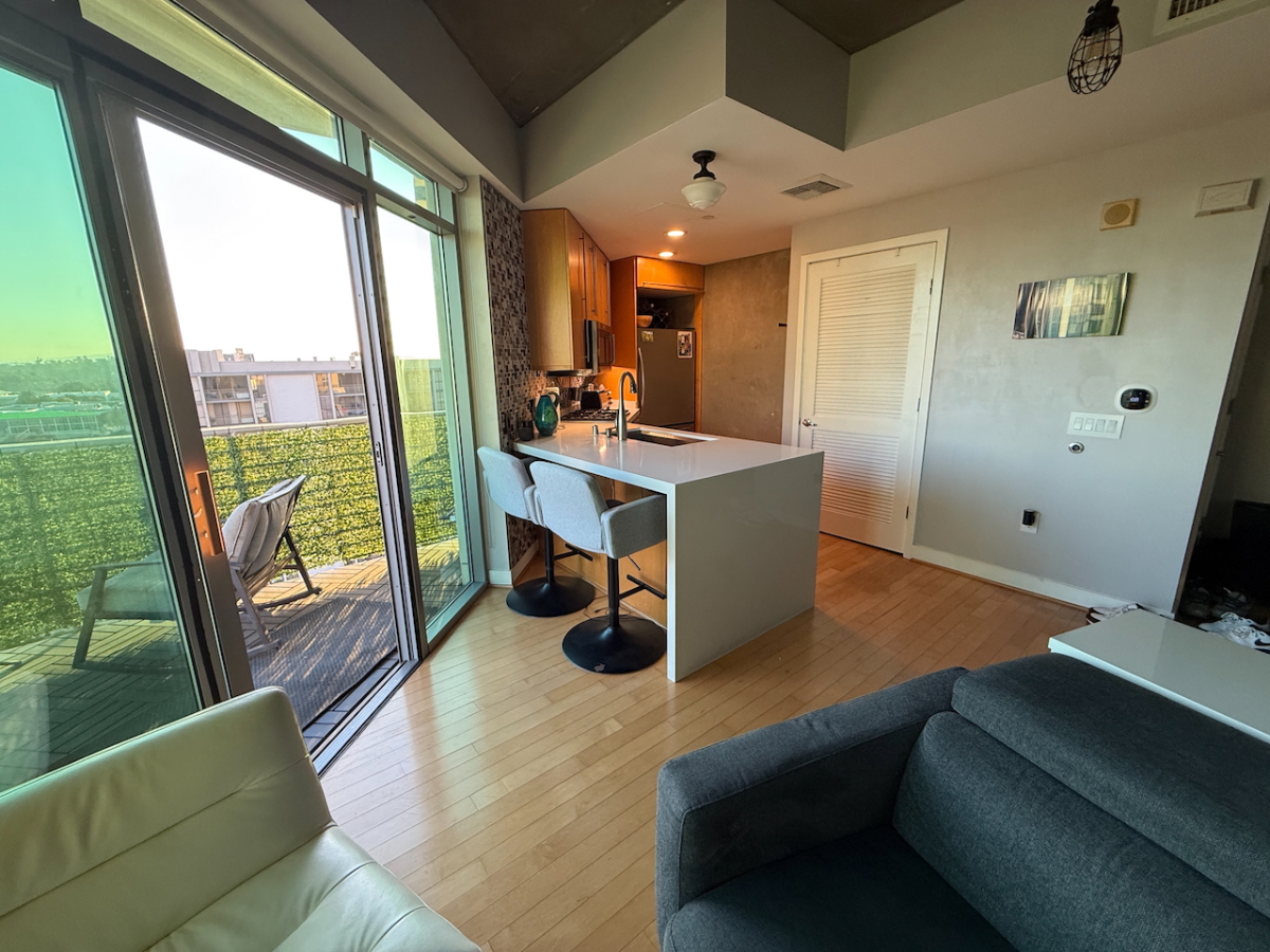 Modern luxury downtown with breathtaking views - Photo 3