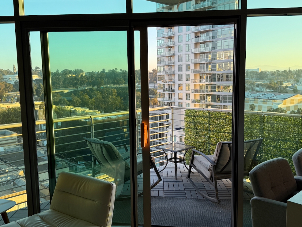 Modern luxury downtown with breathtaking views - Photo 1