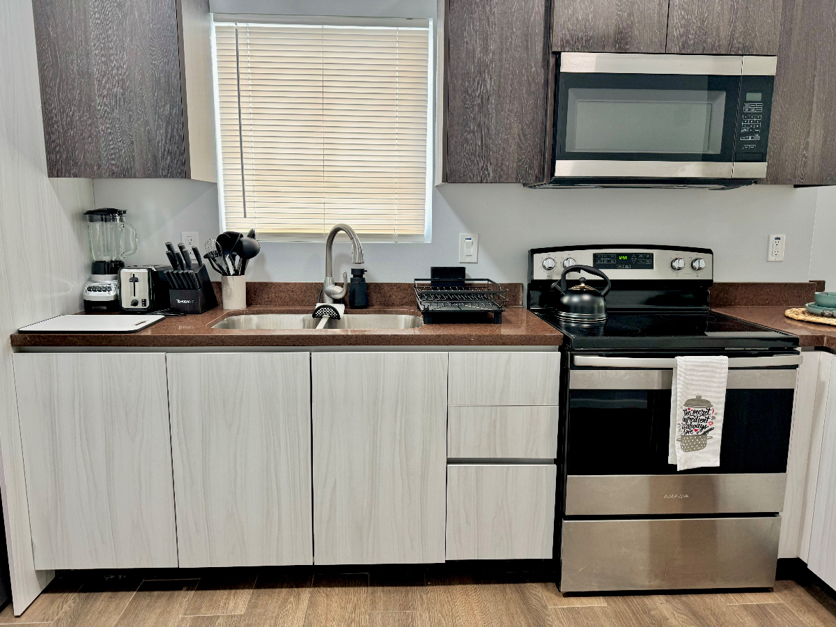 Luxury 1BR Apartment in McAllen | All Utilities Included, In-Unit W/D, 2 Parking Spots - Photo 3