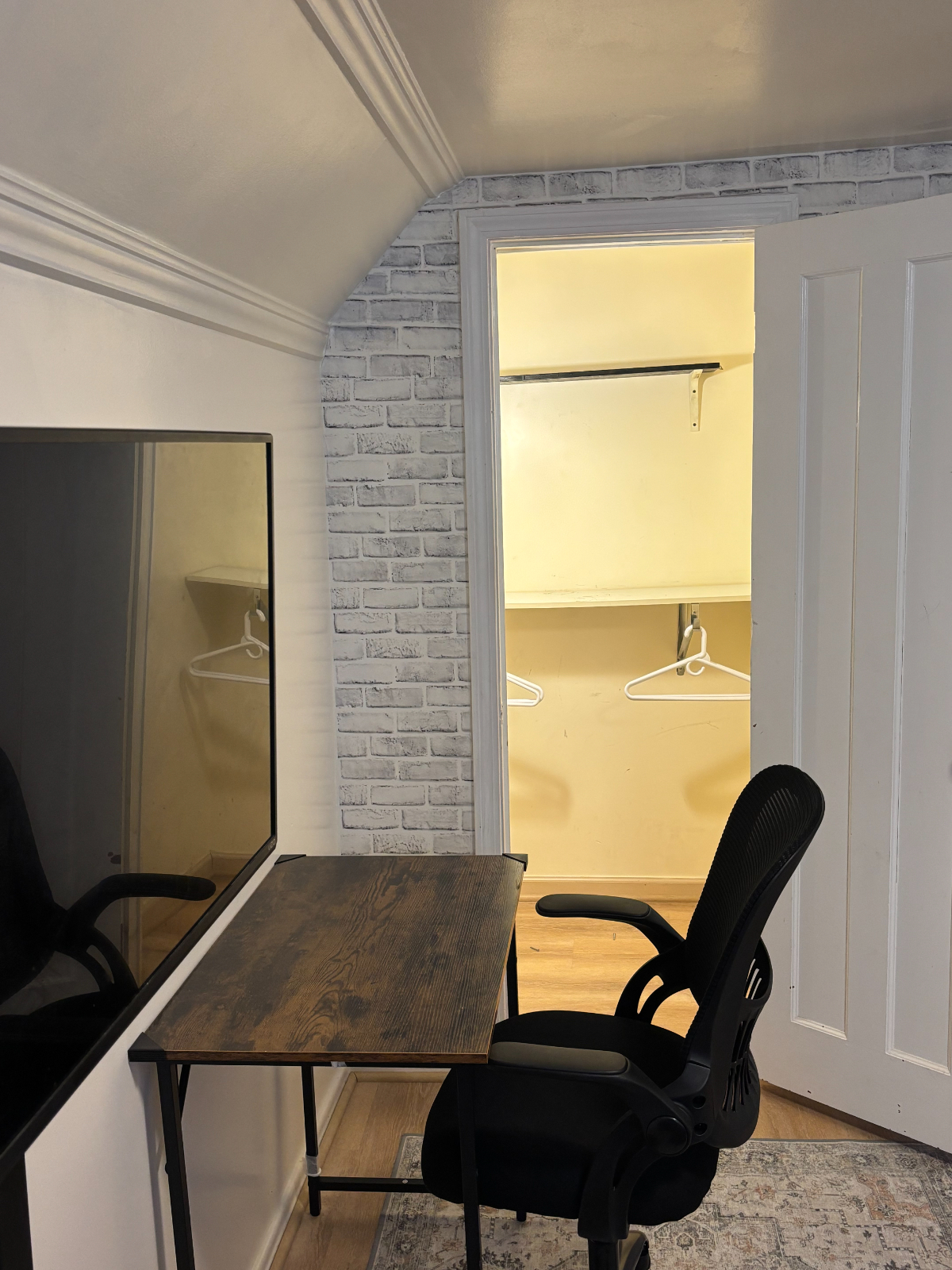 Private room B with shared bathroom - Photo 3