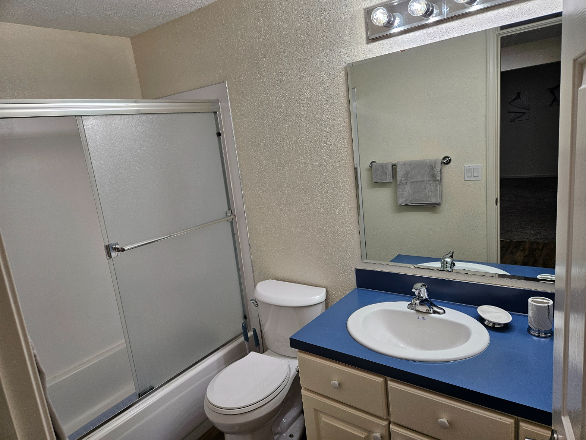 Basement apartment for rent - Photo 7