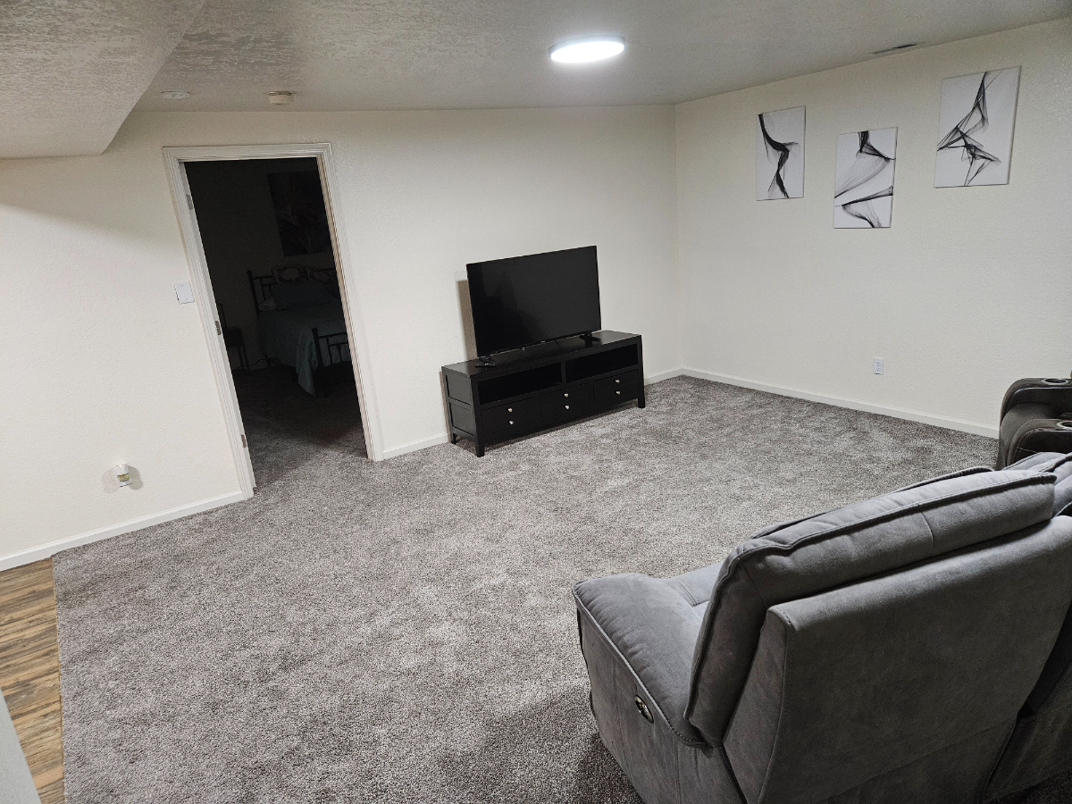 Basement apartment for rent - Photo 3