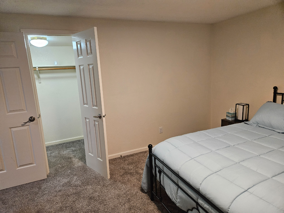 Basement apartment for rent - Photo 8