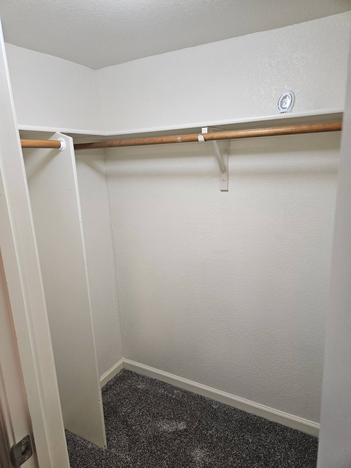Basement apartment for rent - Photo 10