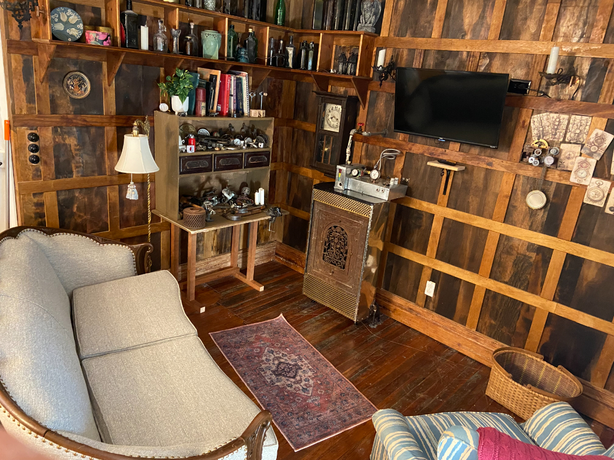 Quiet Carriage House, STEAMPUNK apt, 2 BR, 1 B, balcony, parking - Photo 1