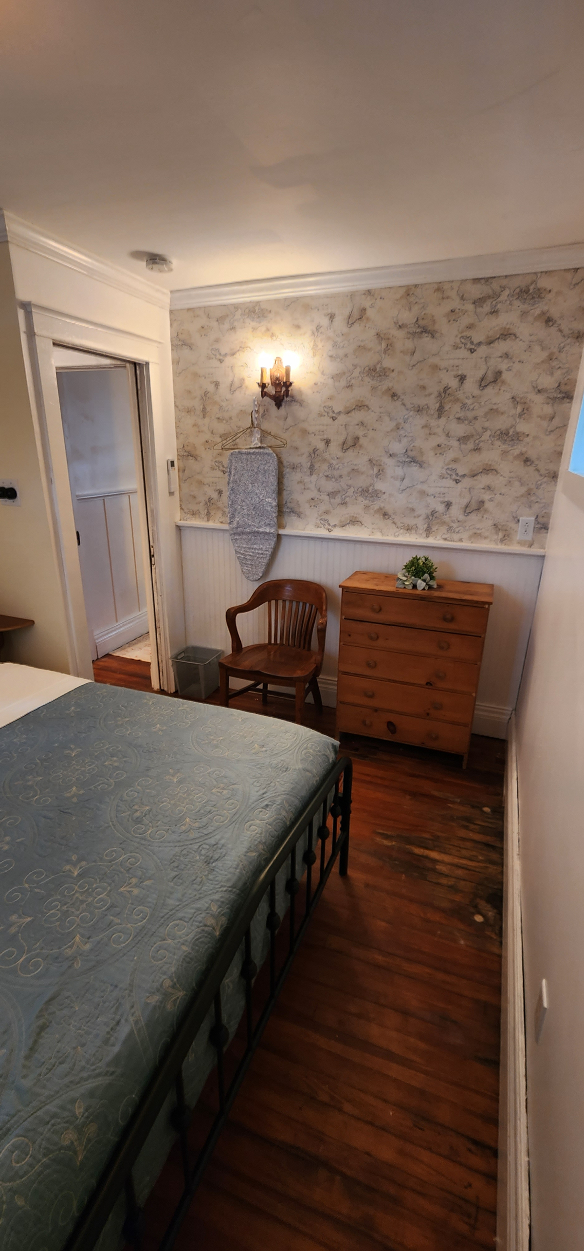 Quiet Carriage House, STEAMPUNK apt, 2 BR, 1 B, balcony, parking - Photo 6