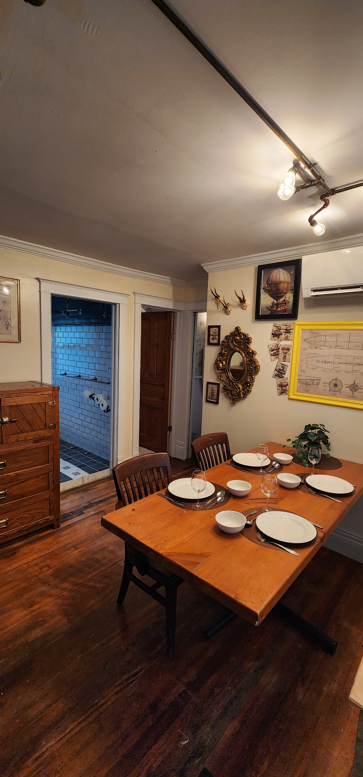 Quiet Carriage House, STEAMPUNK apt, 2 BR, 1 B, balcony, parking - Photo 2