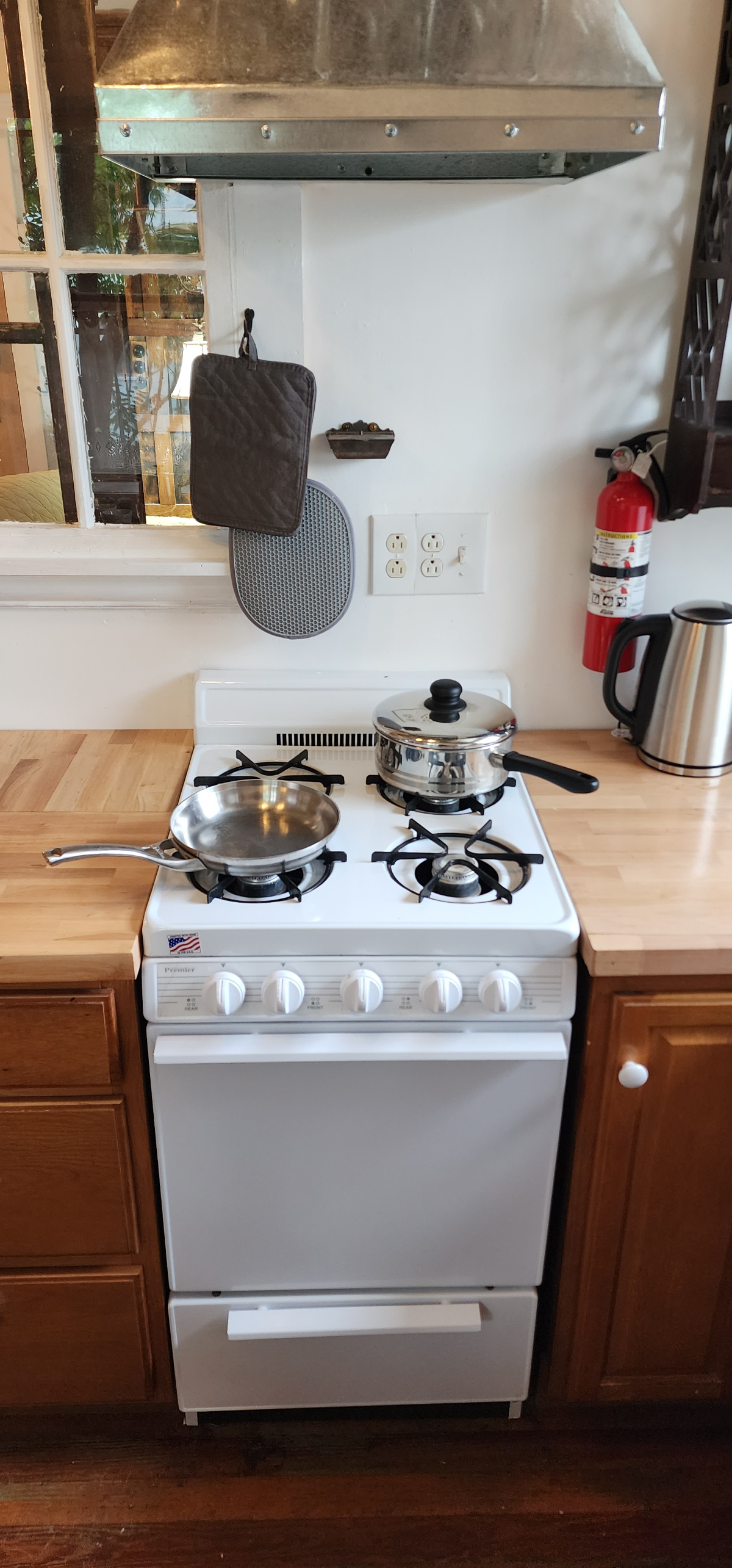 Quiet Carriage House, STEAMPUNK apt, 2 BR, 1 B, balcony, parking - Photo 11