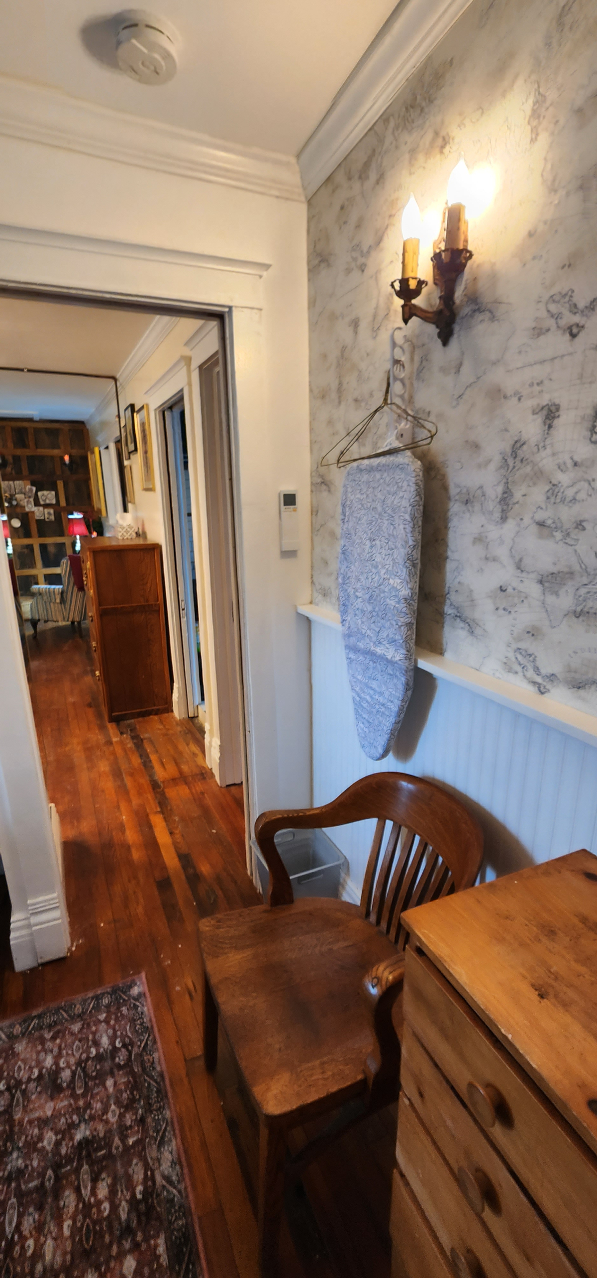 Quiet Carriage House, STEAMPUNK apt, 2 BR, 1 B, balcony, parking - Photo 4