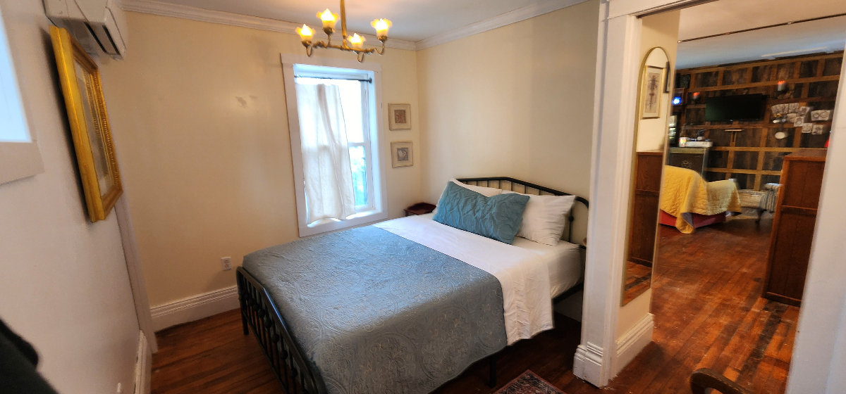 Quiet Carriage House, STEAMPUNK apt, 2 BR, 1 B, balcony, parking - Photo 5