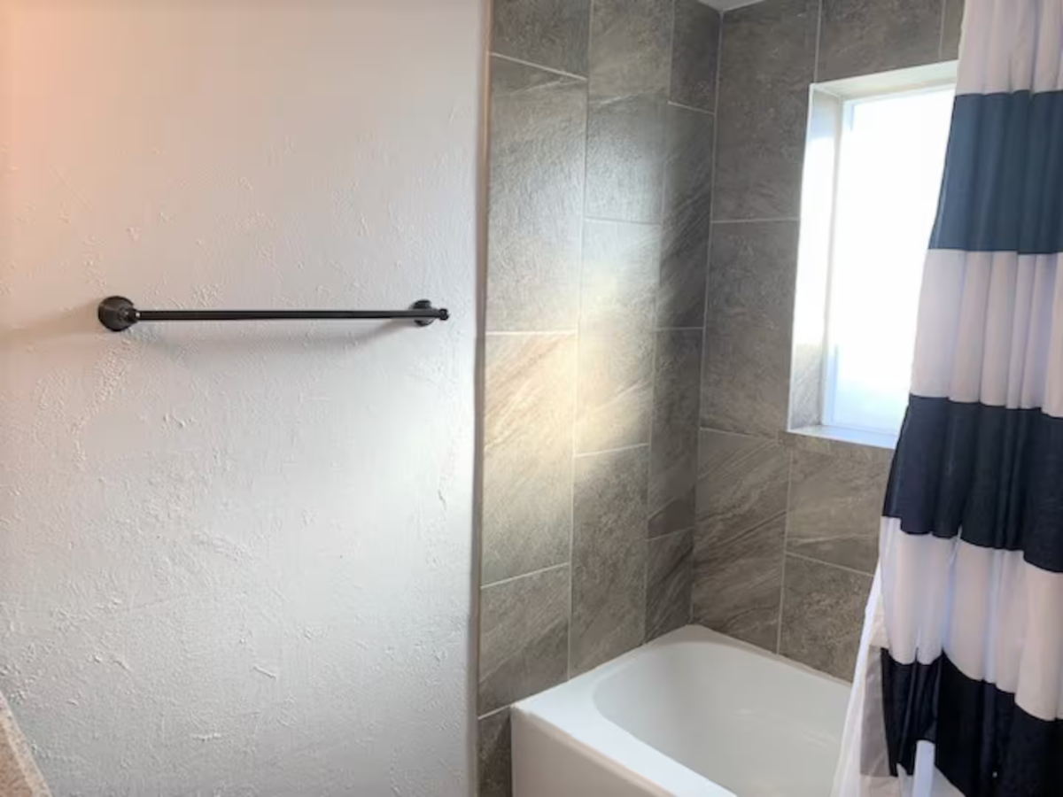 Private Room w/shared Home Amenities and Patio Retreat 250/wk long term - Photo 11