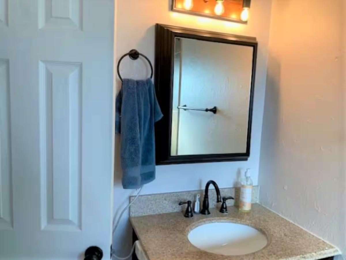 Private Room w/shared Home Amenities and Patio Retreat 250/wk long term - Photo 7