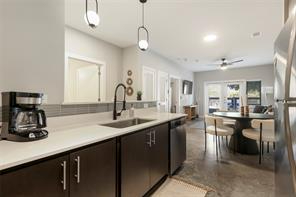 Chic Austin Condo - Modern Comforts & Prime Location - Photo 5