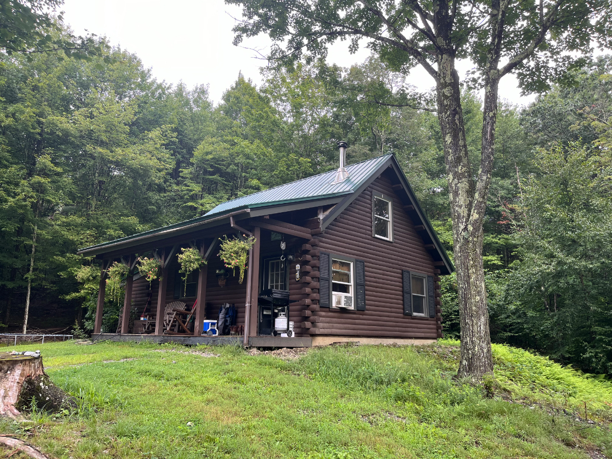 Private fully furnished cozy cabin. Just outside of Brattleboro. walking trail, raised beds and room - Photo 4