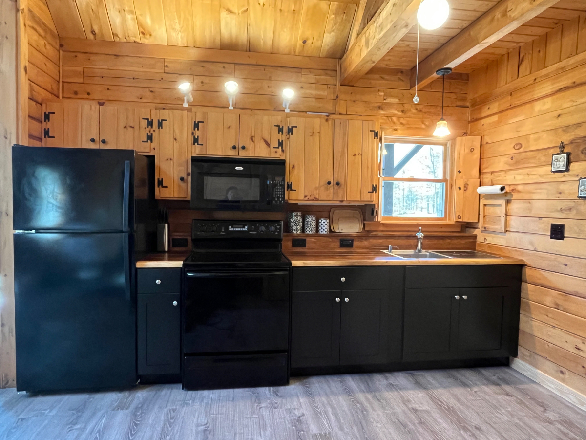 Private fully furnished cozy cabin. Just outside of Brattleboro. walking trail, raised beds and room - Photo 3