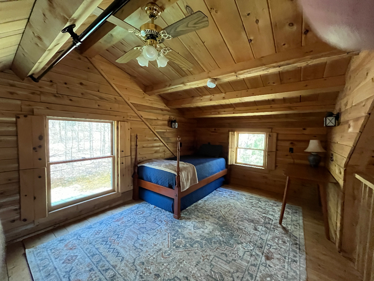 Private fully furnished cozy cabin. Just outside of Brattleboro. walking trail, raised beds and room - Photo 7