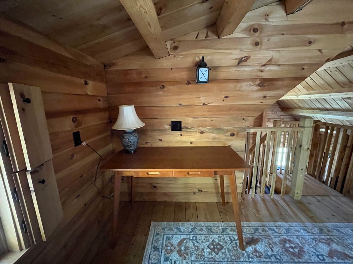 Private fully furnished cozy cabin. Just outside of Brattleboro. walking trail, raised beds and room - Photo 8