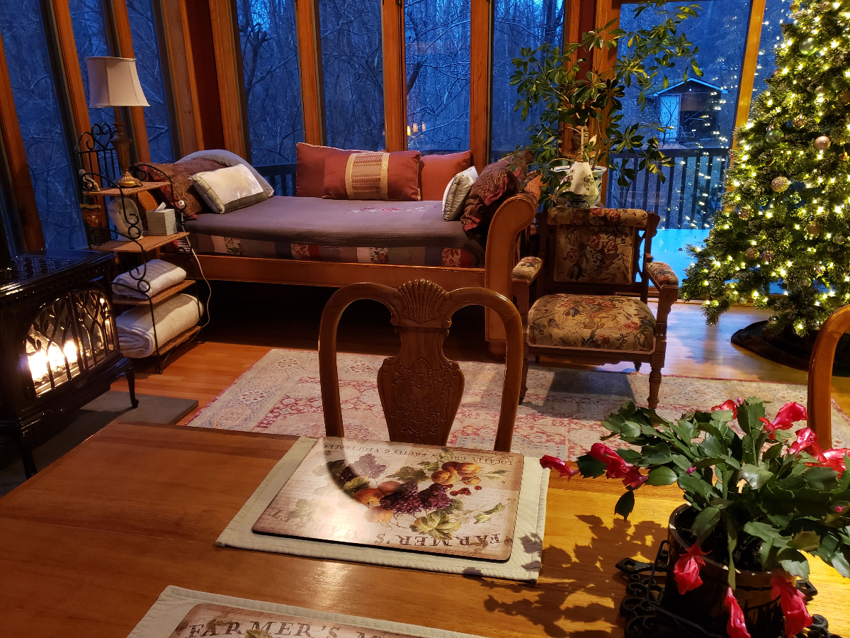 Charming Creekside Getaway - Photo 8