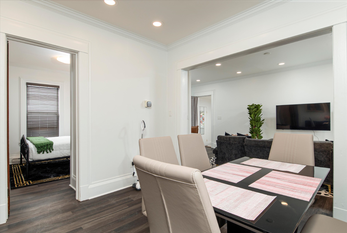 Spacious  3 Bedroom  Second Floor Duplex Steps from Downtown - Photo 11