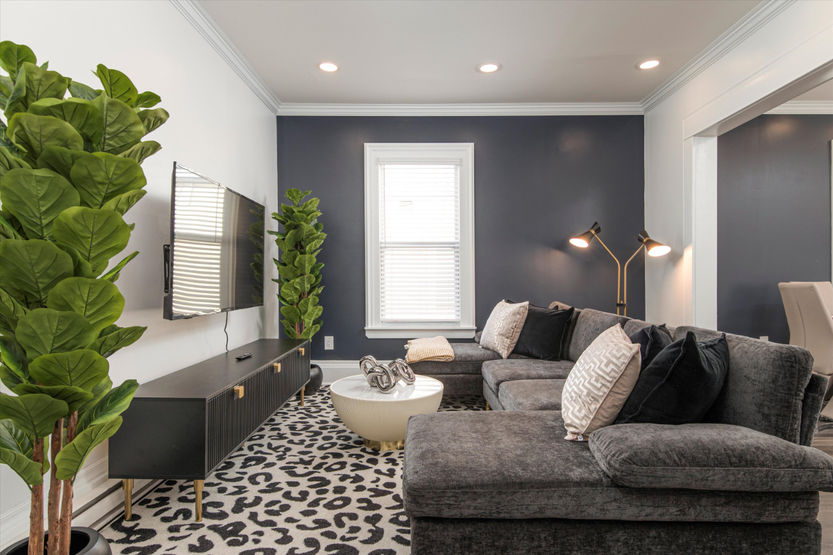 Spacious  3 Bedroom  Second Floor Duplex Steps from Downtown - Photo 8