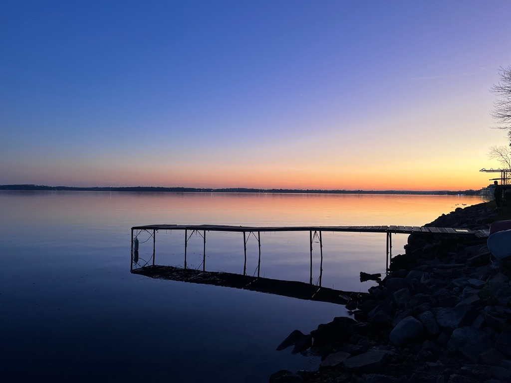Quiet lakeside 2 bedroom apartment with great views