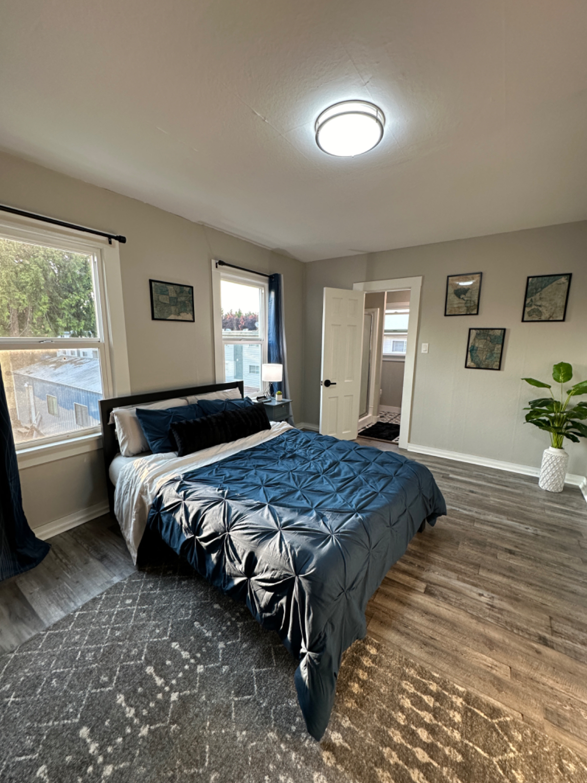 Spacious home just minutes from downtown Puyallup and the local hospital,perfect for roommates looking to enjoy a vibrant, convenient...