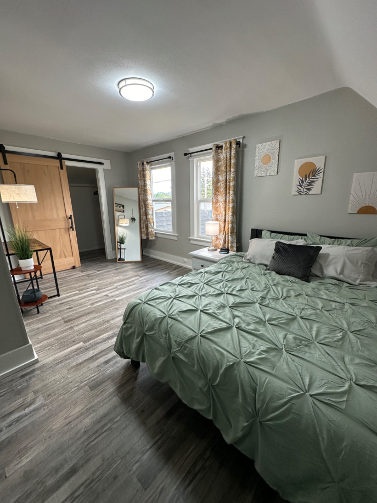 Spacious home just minutes from downtown Puyallup and the local hospital,perfect for roommates looking to enjoy a vibrant, convenient...