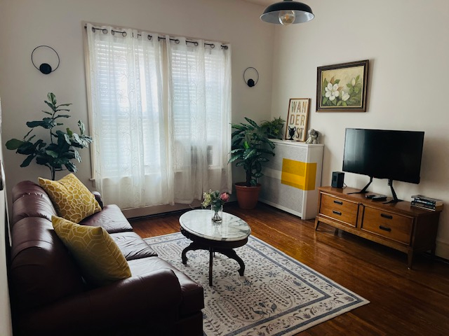 Home away from home! one bedroom apartment with separate entrance and parking! - Photo 1