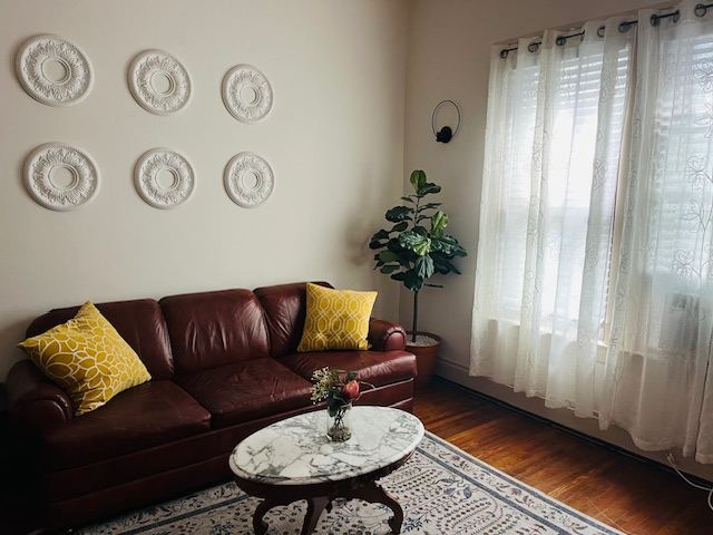 Home away from home! one bedroom apartment with separate entrance and parking! - Photo 2