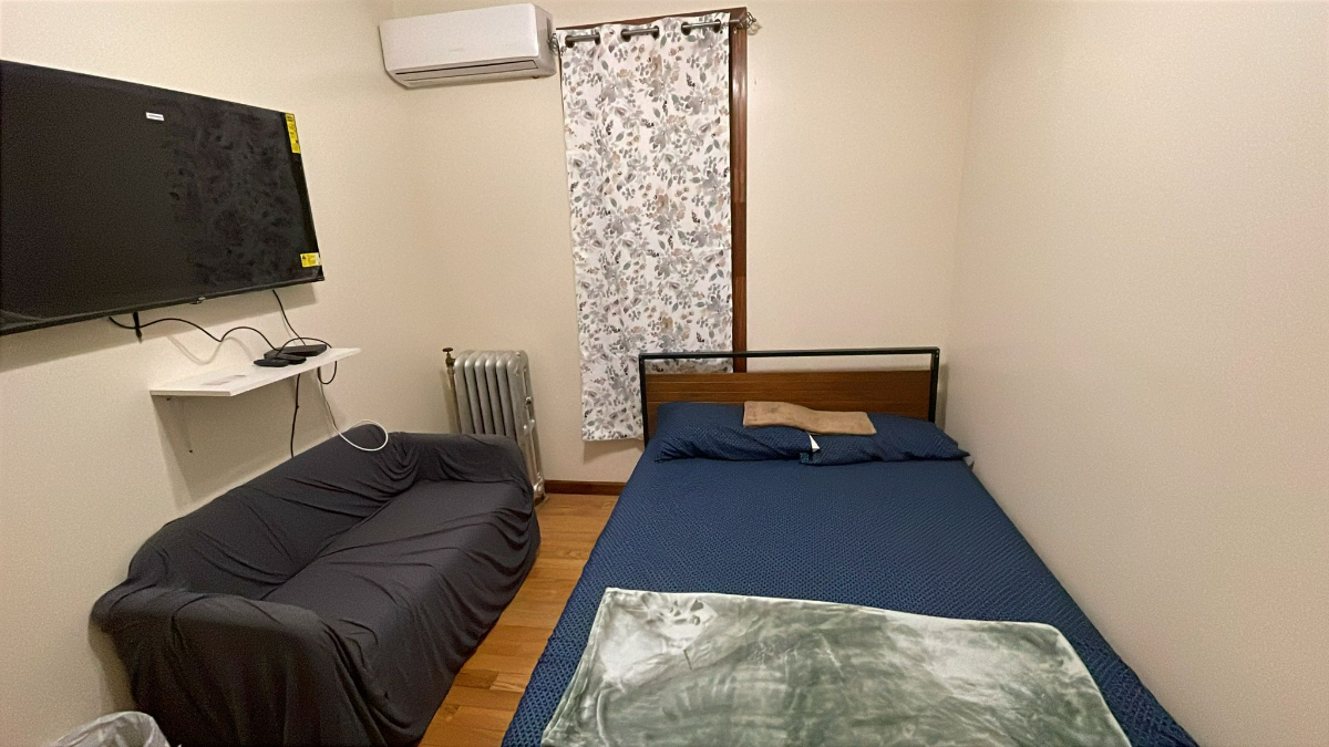 1st Floor Room - 8 - Photo 2