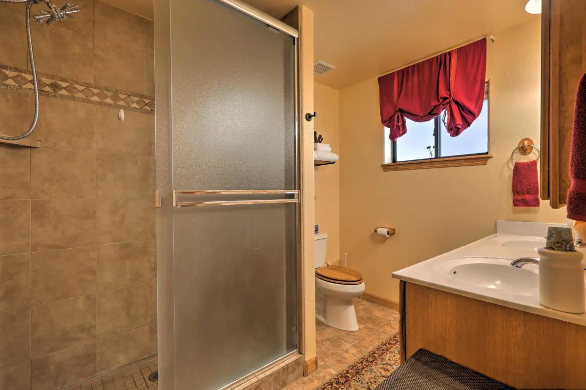 COZY CABIN THEMED RESIDENTIAL PROPERTY NEAR NAU, HOSPITAL, DOWNTOWN FLAGSTAFF AND MORE.... - Photo 2