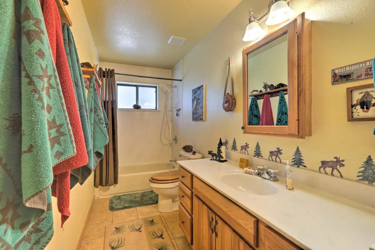 COZY CABIN THEMED RESIDENTIAL PROPERTY NEAR NAU, HOSPITAL, DOWNTOWN FLAGSTAFF AND MORE.... - Photo 5