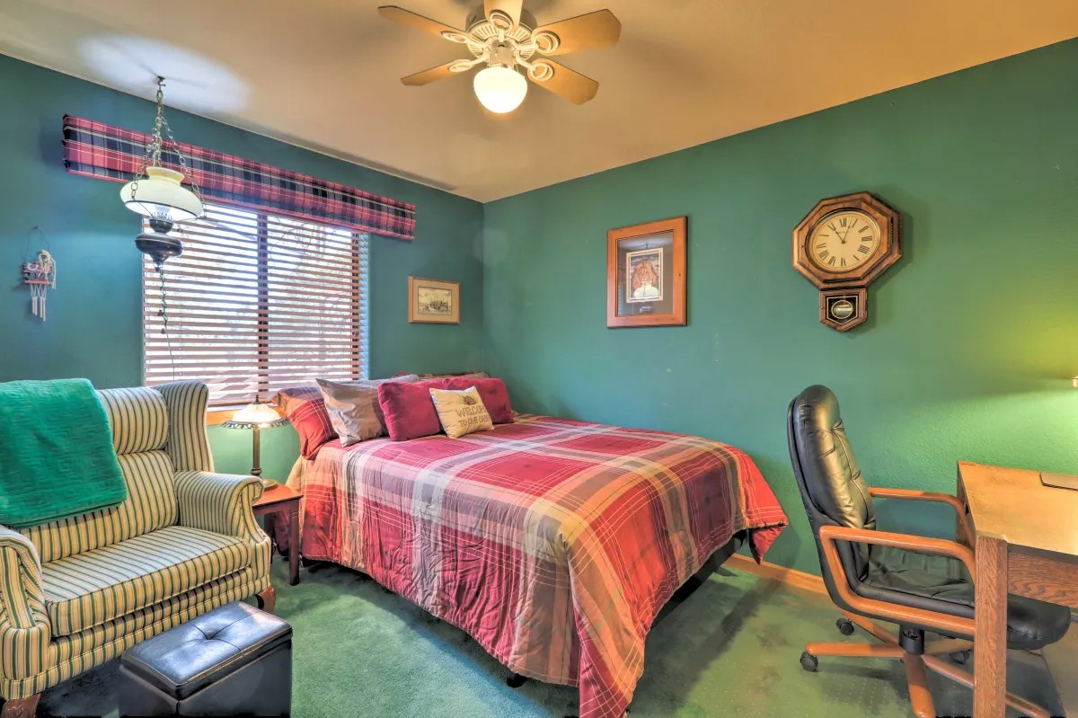 COZY CABIN THEMED RESIDENTIAL PROPERTY NEAR NAU, HOSPITAL, DOWNTOWN FLAGSTAFF AND MORE.... - Photo 6