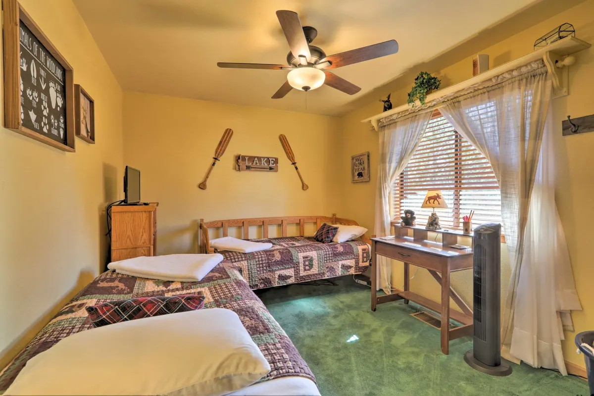 COZY CABIN THEMED RESIDENTIAL PROPERTY NEAR NAU, HOSPITAL, DOWNTOWN FLAGSTAFF AND MORE.... - Photo 7