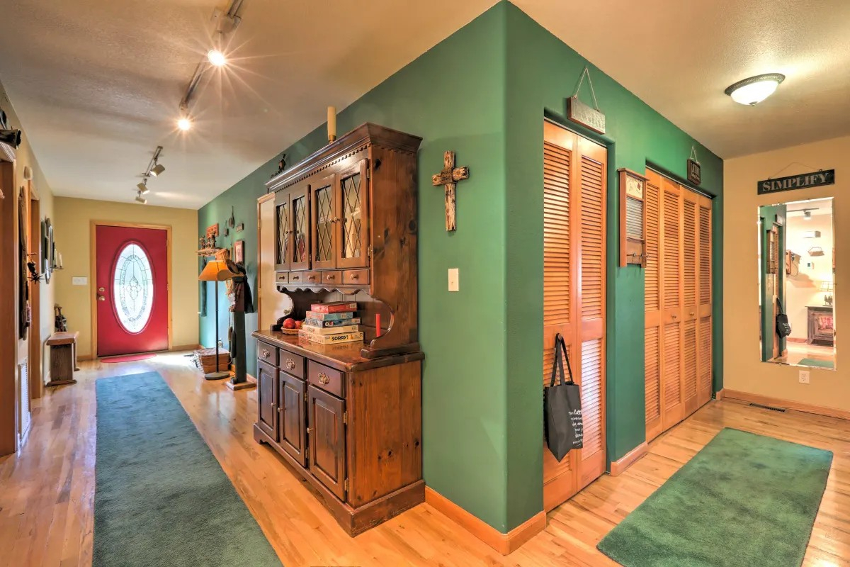COZY CABIN THEMED RESIDENTIAL PROPERTY NEAR NAU, HOSPITAL, DOWNTOWN FLAGSTAFF AND MORE.... - Photo 8