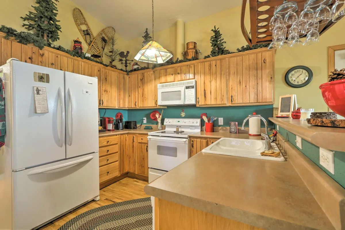 COZY CABIN THEMED RESIDENTIAL PROPERTY NEAR NAU, HOSPITAL, DOWNTOWN FLAGSTAFF AND MORE.... - Photo 10