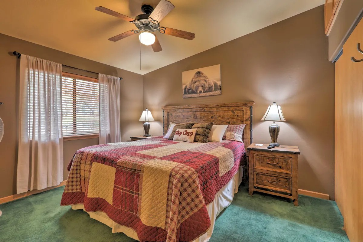 COZY CABIN THEMED RESIDENTIAL PROPERTY NEAR NAU, HOSPITAL, DOWNTOWN FLAGSTAFF AND MORE.... - Photo 11