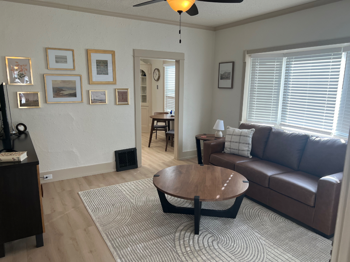 Cozy 2-bedroom house in charming Casper with WiFi, AC - Photo 1