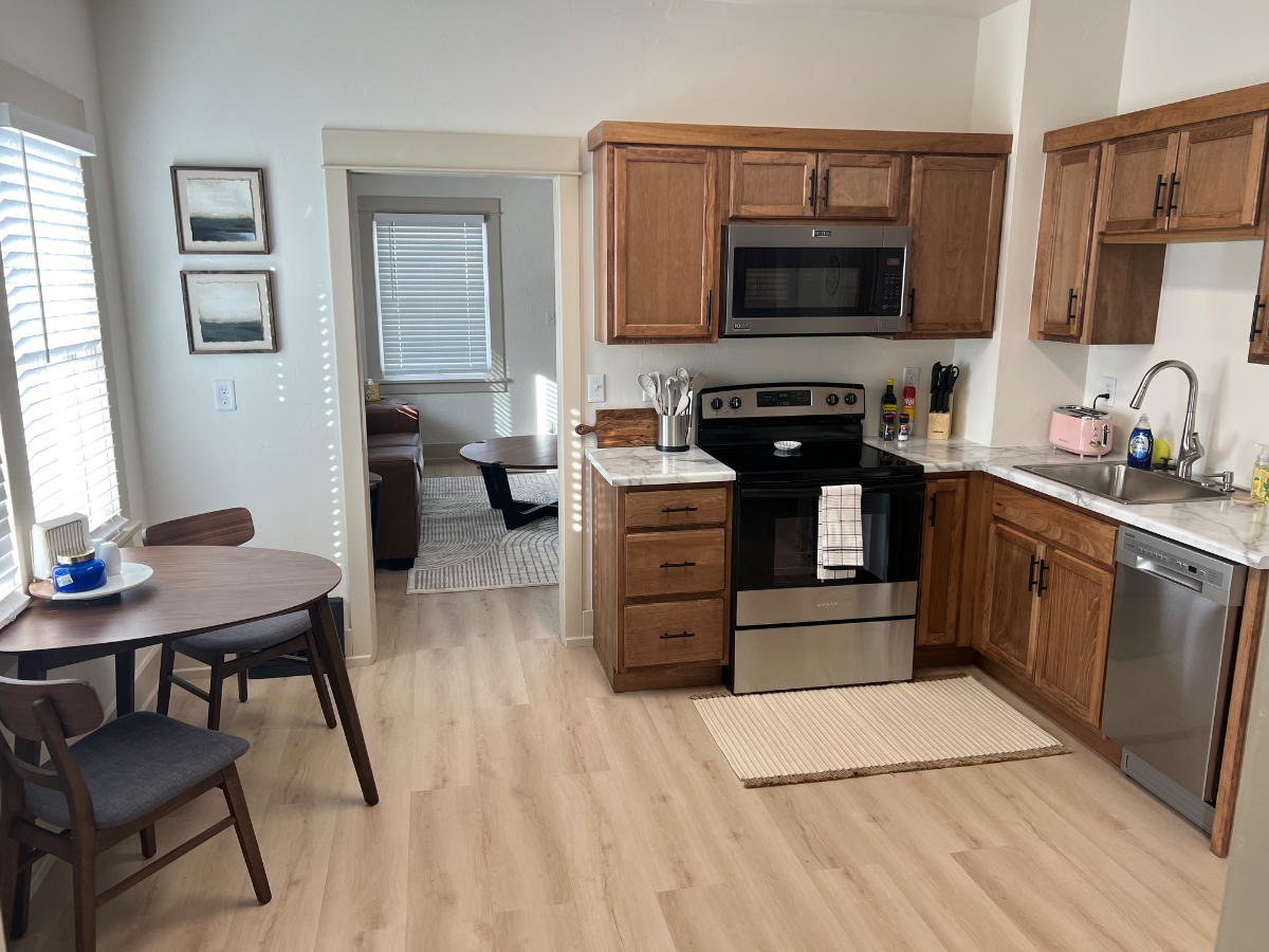 Cozy 2-bedroom house in charming Casper with WiFi, AC - Photo 3