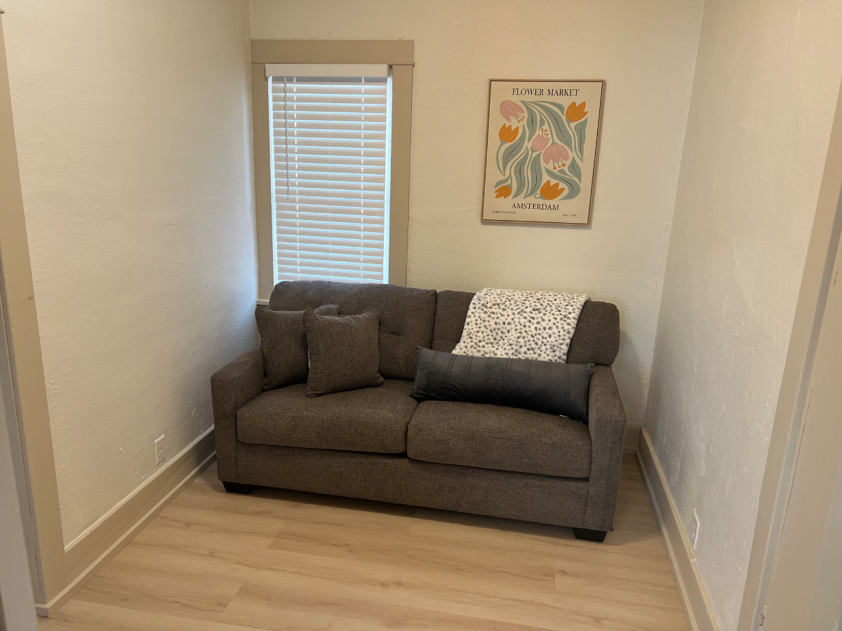 Cozy 2-bedroom house in charming Casper with WiFi, AC - Photo 2