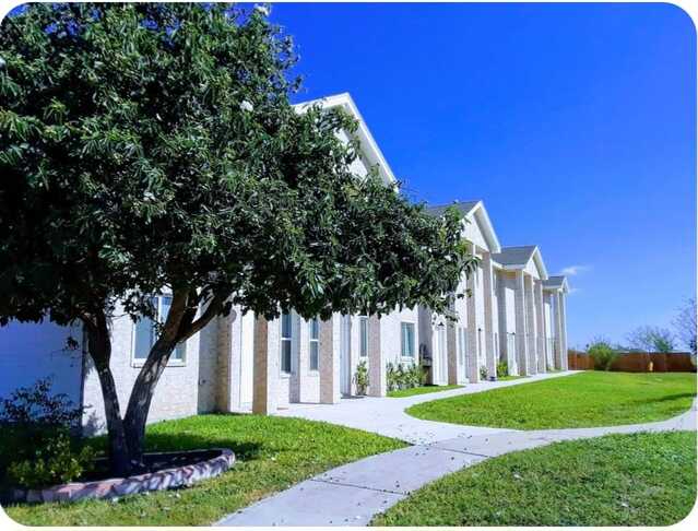 Beautiful apartment . Close to hospital, main streets (McColl, Nolana ,Jackson and easy access to th - Photo 1